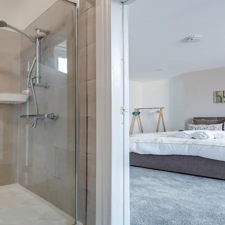 Apt 1 - Empire 39 - Central Location Appartamento Scarborough