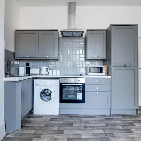 Apt 1 - Empire 39 - Central Location